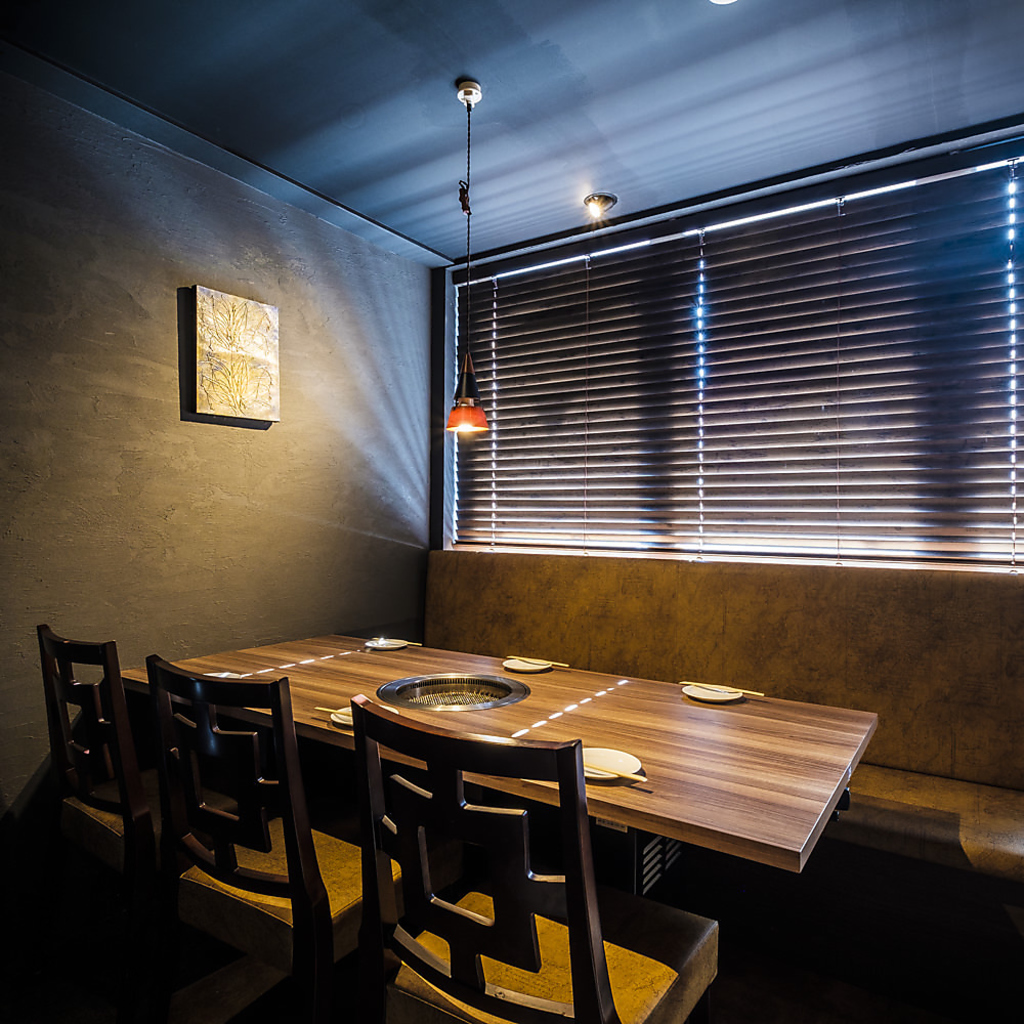 リゾートをイメージしたスタイリッシュで落ち着いた雰囲気の店内はデートや接待などにも最適♪