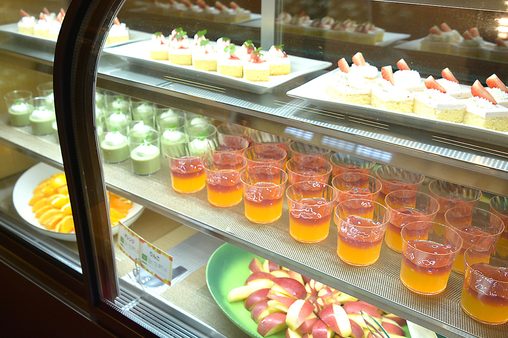 スイーツコーナーも充実！一つ一つパティシエが思いを込めて手作りしています。日替わりもおすすめ！