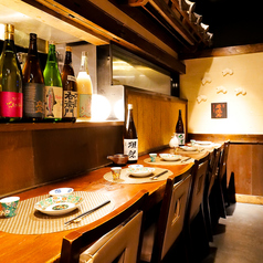 落ち着いた雰囲気が特徴のカウンター席！お酒を飲む事や料理を集中して味わうことが出来ます。1名様でのご利用も可能ですのでお気軽にご来店ください。