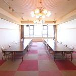 華やかな照明が灯る広々としたお部屋は大人数での会食や歓送迎会など大切な集まりに最適な空間です。