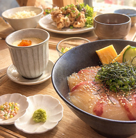 お昼はリメイク料理や海鮮丼でお得なランチタイム！