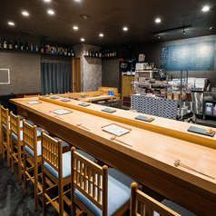 落ち着いた雰囲気の店内で、握りたての寿司をゆっくり堪能。お一人様はもちろん、デートやご友人とのお食事にもおすすめです。