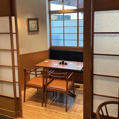 個室です４名席が２席御座います繋げて８名様までの利用が可能です