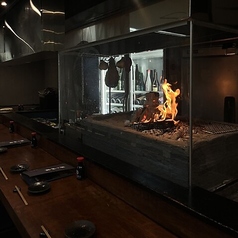 原始焼きや藁焼きの臨場感溢れるカウンター席は、五感で料理を味わえる特等席です。料理人との距離も近い洗練された炉端空間で、会話の弾むひとときをお過ごしください。≪新橋駅/新橋/原始焼き/わら焼き/炉端料理/接待/デート/魚/海鮮/居酒屋/土鍋ご飯/肉≫