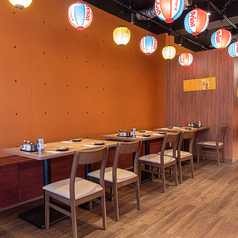 3名様までご利用いただけるテーブル席が1卓ございます。ご友人やご家族と、ゆったりと食事を楽しみたい際におすすめです。