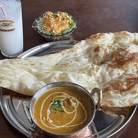 豊富なカレーと特製ナンの魅力！