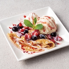 しっとりクレープのバニラアイス添え &nbsp;彩りベリーソース Crepes & Ice Cream