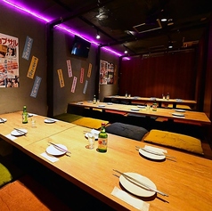 接待や会社宴会など、カジュアルな飲み会にぴったりのテーブル席は居心地抜群◎サムギョプサルやチーズダッカルビを囲んで、わいわい盛り上がってください!お酒が進む楽しい空間♪