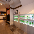 【内装のこだわり】本場韓国の雰囲気を感じていただけるよう、店内にはチャミスルをいたるところに配置しております！明るい空間となっておりますので、ご友人との飲み会や、各種宴会などでぜひご利用ください！