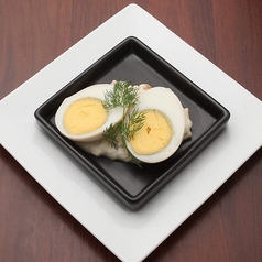 ボイルドエッグのスモークサーモン入りハーブソース