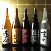 お酒の種類も豊富厳選された焼酎や日本酒を各種ご用意。自慢の料理と一緒に、お愉しみください。