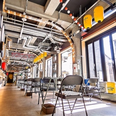 【洗練された都会の雰囲気を楽しめる】コンクリートの壁や床あえて見える配管も、まるでインテリアの一部のような空間を演出♪アーバンシックに統一された店内には、大人の飲み会にピッタリのお席をご用意しております。センスの良いムードで普段のお食事はもちろん、デートや女子会、飲み会などのご利用にもオススメです！