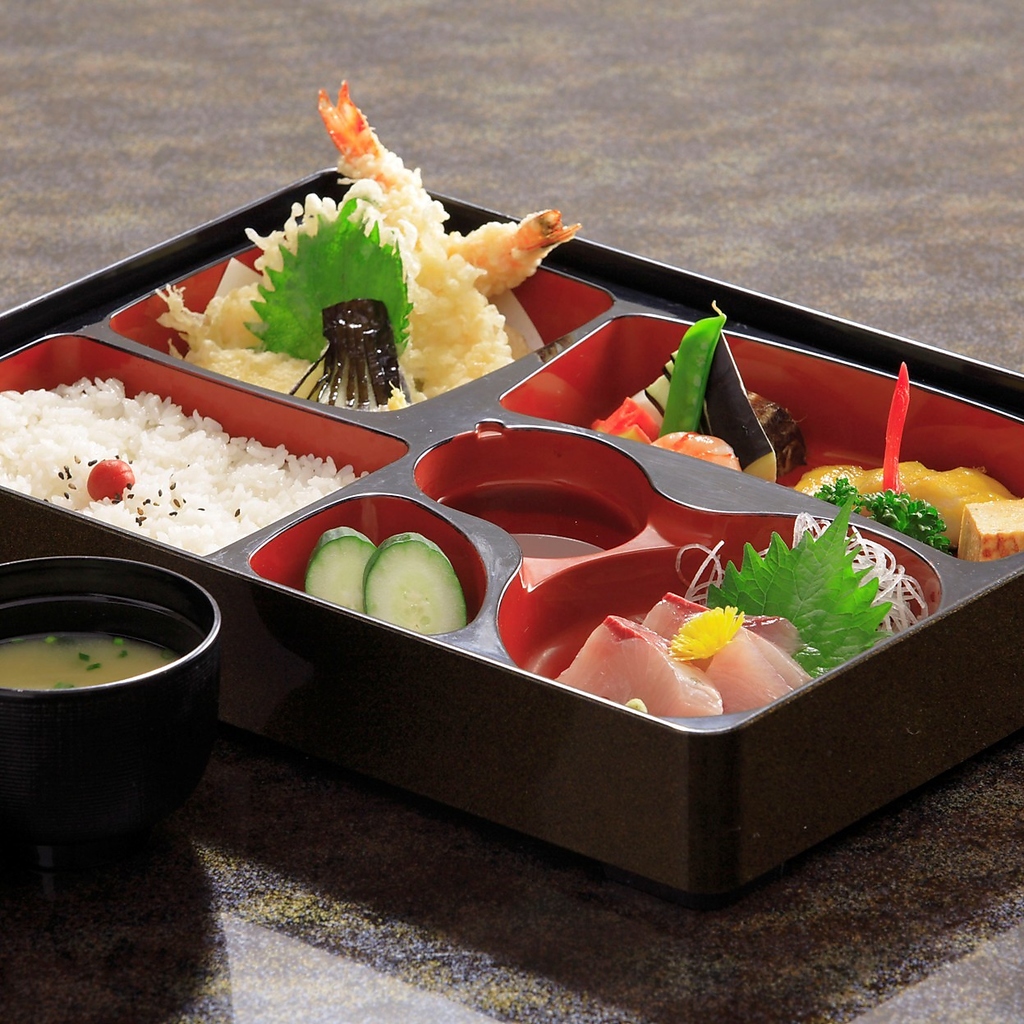 鮮やかな色とりどりの和の幸が並ぶ御膳。サクサク天ぷらや新鮮なお刺身など贅沢な味わいを楽しめる。