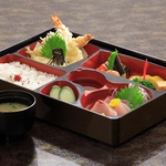 鮮やかな色とりどりの和の幸が並ぶ御膳。サクサク天ぷらや新鮮なお刺身など贅沢な味わいを楽しめる。