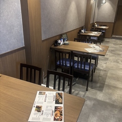 開放感がありリラックスして過ごせるテーブル席です。各席の空間が空いているため、気兼ねなく楽しめます。木目調の天板が優しさを感じさせ、友人同士や気軽な飲み会など様々な用途におすすめです★