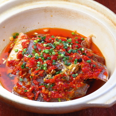 丸ごと魚の頭の湖南風煮込み