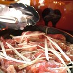 野菜は網のまわりに並べて。真ん中にお肉を。