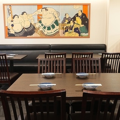 6名様用のテーブル席は、ゆったりと広々とした空間で、小人数規模の宴会や飲み会、ご友人やご家族でのお食事に最適なスペースです。誕生日や記念日などの特別なイベントの際にもピッタリです。