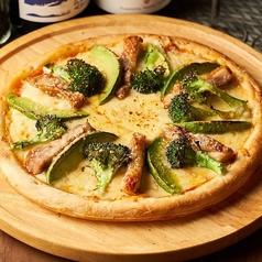 チキンとアボカド、ブロッコリーのピザ