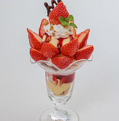 苺のミルフィーユパフェの写真