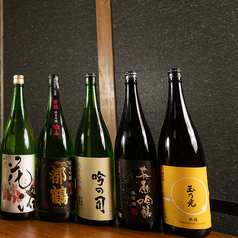 料理を引き立てる選りすぐりの日本酒の写真