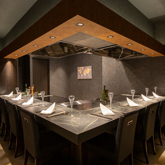 目の前で繰り広げられる鉄板料理のパフォーマンスは、五感を刺激する体験です。シェフが巧みに仕立てる料理に目を奪われ、香ばしい香りや sizzle音を楽しみながら、友人や大切な人と会話を弾ませることができます。臨場感あふれるカウンター席で、特別なひとときをお楽しみください。鉄板の魅力を存分に味わえる空間です。