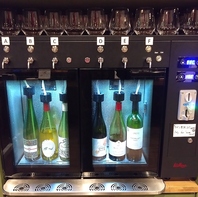 専用のコイン式サーバーで地元のワインをテイスティング