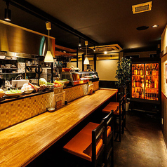 目の前で豪快に焼き上げる炉端焼をはじめとする料理の数々に、ついついアテもお酒も進んでしまいます♪隠れ人気席によりお早めにご来店ください！