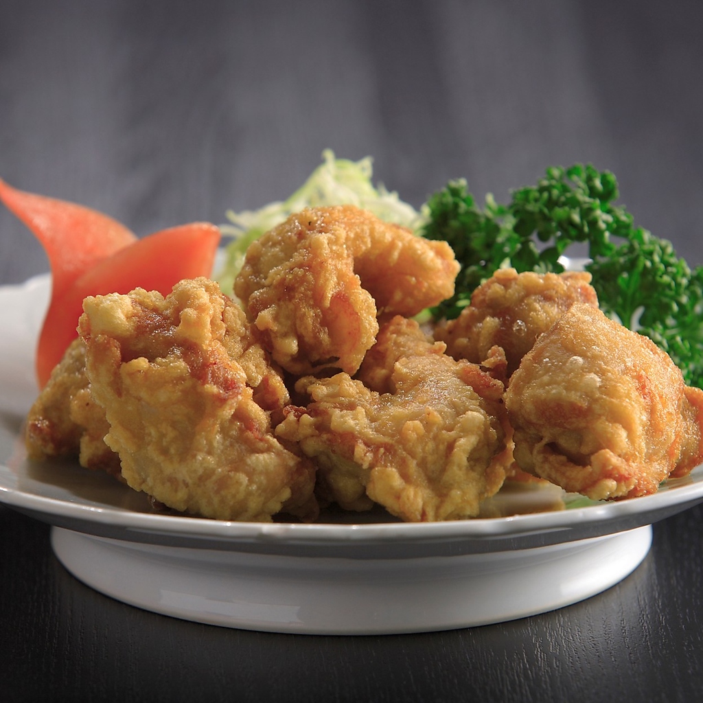 揚げたてジューシーでサクサクの唐揚げなどの一品料理も取り揃えております。ぜひお楽しみください。