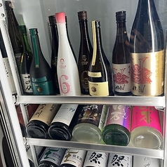 季節の限定酒から希少な銘柄まであり、料理に合わせたペアリングをご提案。炭と薪の香りに合うハイボールやレモンサワーは、お食事に寄り添う心地よい味わいです。≪新橋駅/新橋/原始焼き/わら焼き/炉端料理/接待/デート/魚/海鮮/居酒屋/土鍋ご飯/肉≫