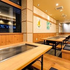 掘り炬燵席は、4名掛けが5つあり、ゆったりとくつろぎながらお食事を楽しめます。足を伸ばせる掘り炬燵スタイルは、温かみのある雰囲気を醸し出し、寒い季節でも心地よく過ごせます。友人や家族との集まり、または特別な日の宴会にも最適で、リラックスした状態で美味しい料理を堪能できます。