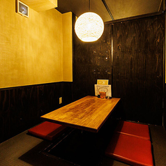 デートや記念日、接待等の二名からご使用できる個室、部署ごとの飲み会や会社宴会等を間仕切りをカスタマイズし様々な個室演出を実現します。和室をコンセプトにし、入口から隠れ家の雰囲気を味わっていただき、ゆったりとしたひと時を。