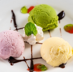 3種のアイスの盛り合わせ