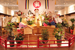国分寺店では、七福神がお出迎え。雰囲気もお楽しみくださいませ。