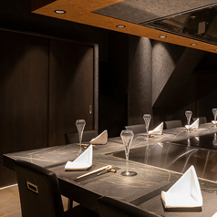 料理人のダイナミックなパフォーマンスを間近で楽しむことができます。目の前で繰り広げられる技術と創造力の競演は、食事の時間を特別なものに変えてくれるでしょう。食材が生み出される瞬間を感じながら、味覚だけでなく視覚も満たされる体験をお楽しみください。魅力的な空間で、心温まるひとときを過ごせます。