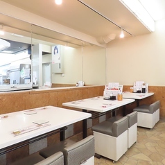 落ち着いた雰囲気の明るい店内です♪