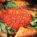料理メニュー写真 塩引き鮭とイクラの釜戸炊き銅鍋御飯