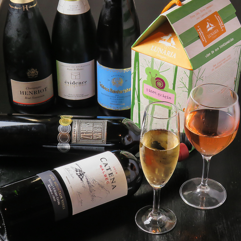 ワインも種類豊富においています。お肉にピッタリな今日のおすすめワインは…店長に聞いてみて！