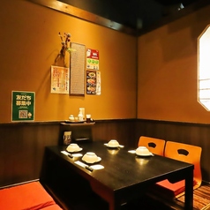 【4名様向け完全個室】雰囲気も自慢の個室！女子会、男子会、会社飲み会、お友達同士や、ご家族にも◎人数に合わせてお席にご案内いたします。様々なシーンに最適な旬の食材を使用した飲み放題付の宴会コースも各種ご用意しています。また単品でのアラカルト用の飲み放題プランも併せてご利用くださいませ。