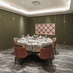 洗練された大人の空間が魅力の中華料理店『本源』。落ち着いた雰囲気のテーブル席はさまざまなシーンでご利用いただけます。美しいインテリアに囲まれ、シェフ自慢の絶品料理を味わいながら、心ゆくまで贅沢なひとときを…。