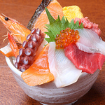 新鮮な海鮮たっぷり！店長おすすめ海<KAI>鮮丼1480円！