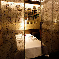 大切な人との特別な時間を演出する半個室もご用意しております。隣の席から見えない造りになっており、親密な時間をお過ごしいただけます。記念日やデートでのご利用に最適です。