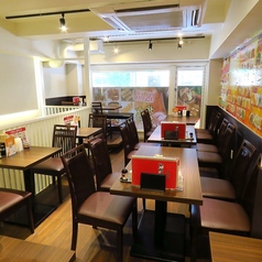 【1階・2階】最大45名様まで店舗貸切利用が可能です。広々としたフロアには、2名・4名・6名様テーブルがバランスよく配置されており、会社宴会、同窓会、地域の集まりなど大人数での利用にも柔軟に対応できます。