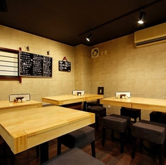 お店の奥には2名様用のテーブル席が7卓あります。テーブル席はどれも組み合わせができ、壁際はベンチシートになっていますので、最大で20名様までの宴会が可能です。プライベートなご利用から職場の宴会・歓送迎会、女子会・ママ会などに最適です。