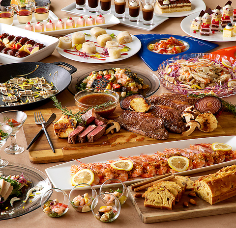 季節の食材を贅沢に使った、ホテルでしか味わえない多彩な料理をお楽しみください。