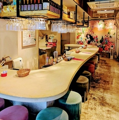 【カウンター１４席】オープンキッチンを囲む変則的な曲線のカウンター少人数での集まりには最適！ライブ感ある出来立てのお食事の提供がワクワクします。