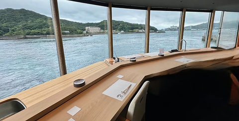 知る人ぞ知る鮨割烹。穏やかな海を見ながら、職人の技も楽しめる、上質な和食。