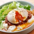 料理メニュー写真 半熟卵のせ肉味噌ポテサラ