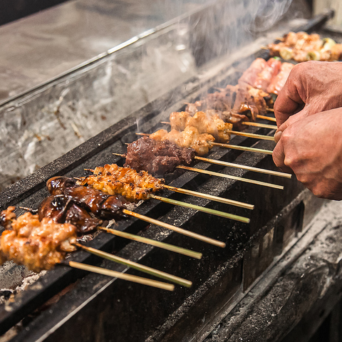 熟練の腕前で仕上げる本格炭火焼き鳥◆おひとり様から各種ご宴会まで