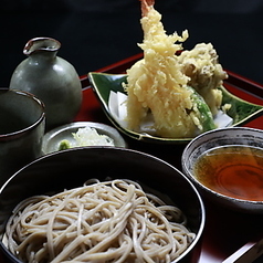 自家製粉「手打ち蕎麦」独特の風味と喉ごしの良さが人気